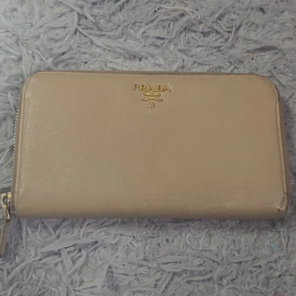 Prada Beige Saffiano Leather W/ Gold Hardware Long Zip Wallet (VERY GOOD)✨️